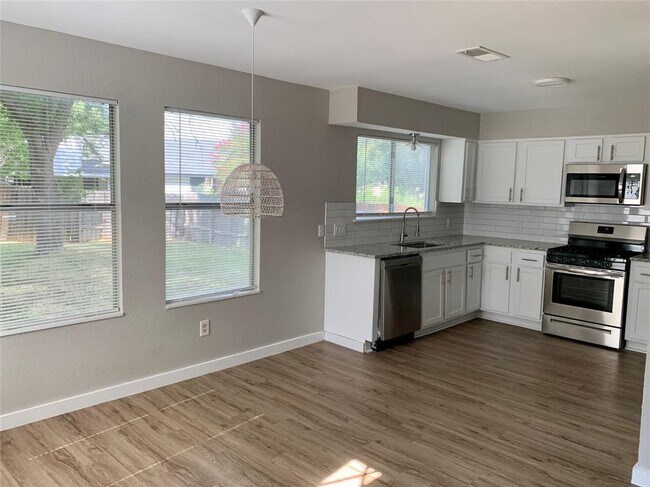 Building Photo - 1604 Middleway Rd