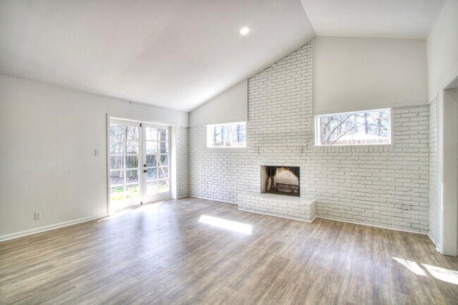 Foto del edificio - CHARMING REMODELED HOME IN SOUTHERN HILLS