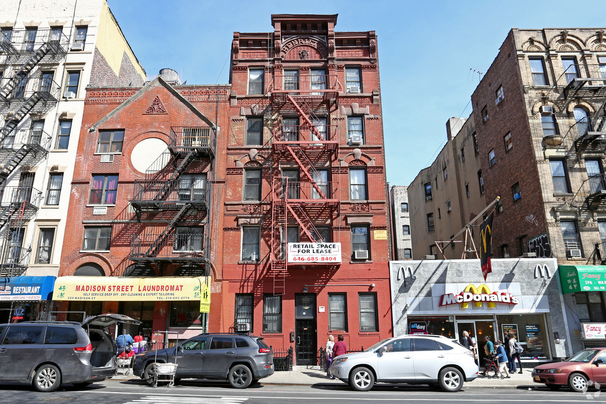 Building Photo - 211 Madison St