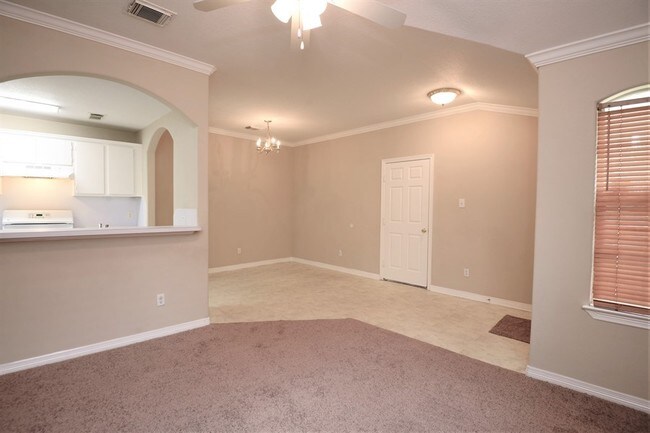 Building Photo - College Duplex ready for Move-in!