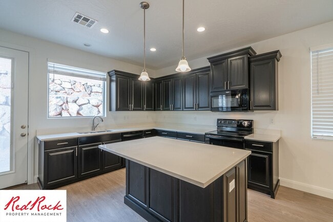 Foto del edificio - LIMITED TIME OFFER: 3 Bedroom, 2 Bath.  Fr...