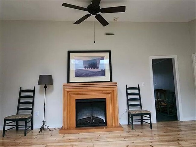 Building Photo - Nice Apartment at Woodstock