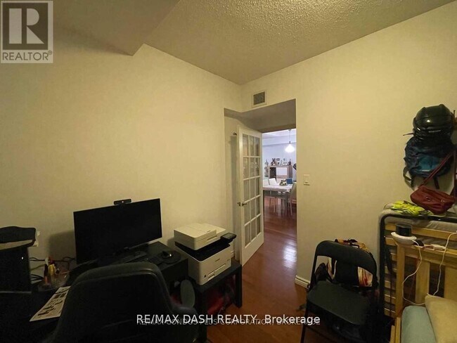 Building Photo - 263 Wellington St W