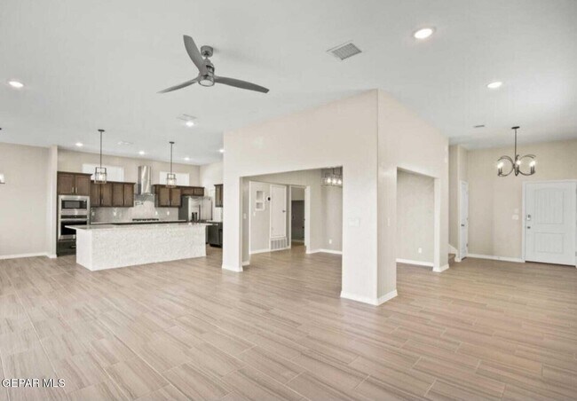 Building Photo - 544 La Entrada Cir