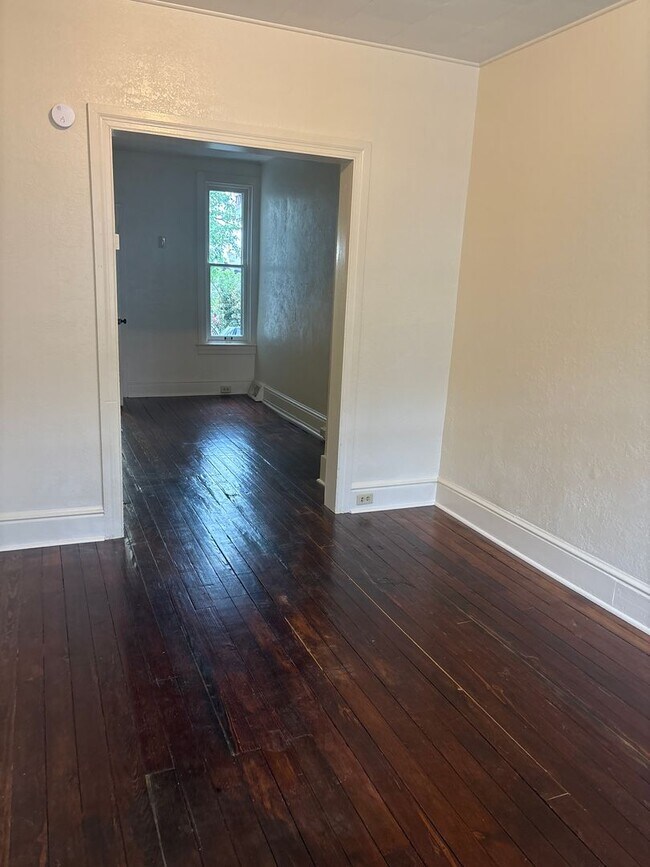 Foto del edificio - 1 Bedroom Apartment Available Now – Sectio...