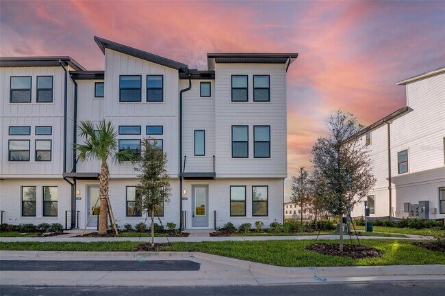 Foto del edificio - 15399 Hamlin Pk Dr