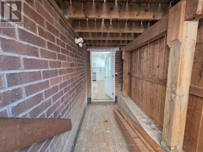 Photo du bâtiment - LOWER LEVEL - 253 EAST'S CORNERS (BASEMENT) BOULEVARD