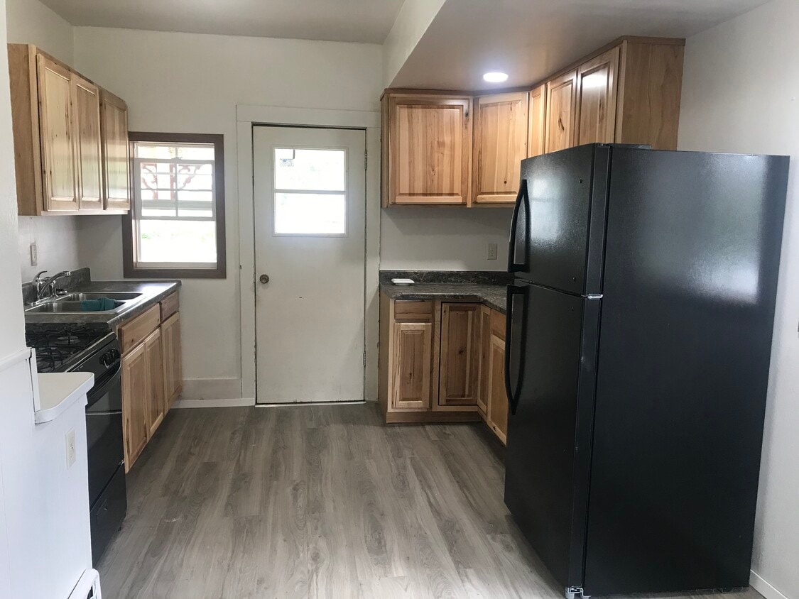 Primary Photo - 208 N Mandan St