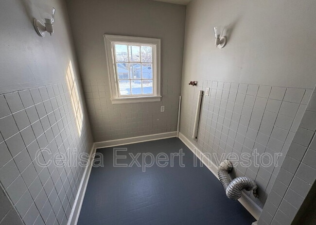 Building Photo - 2025 Pauline St