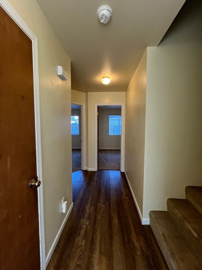 Building Photo - Spacious 3 Bedroom w/ Attached Garage