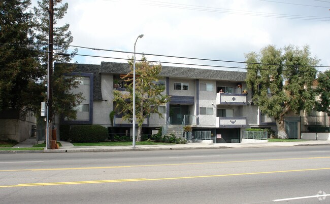 Foto del edificio - 6245 Woodman Ave