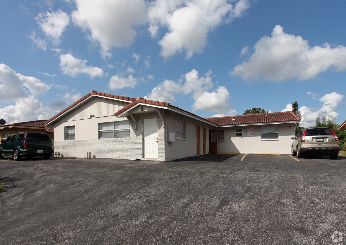 Building Photo - 3600 Riverside Dr