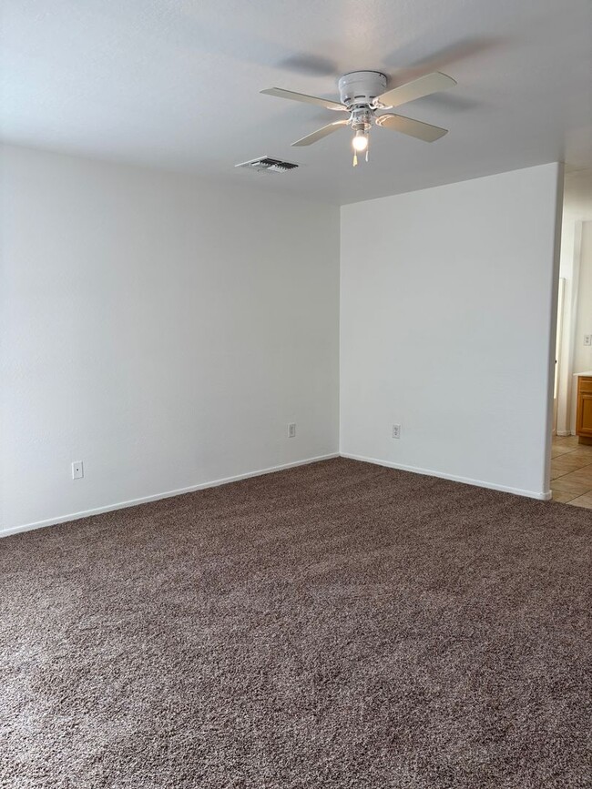 Building Photo - 3 BEDROOM W/DEN 2 BATH SINGLE LEVEL D R HO...