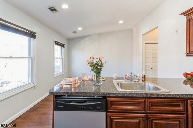 Building Photo - 62 Columbia St