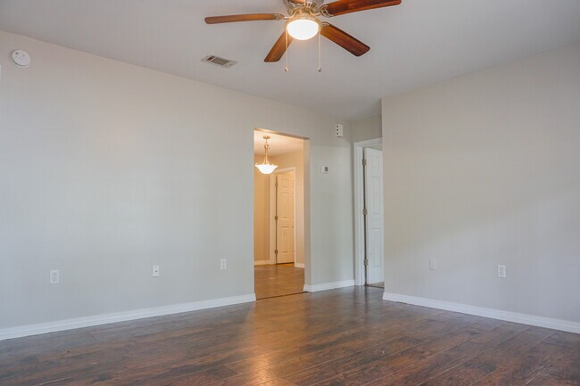 Foto del edificio - 6115 Willow Ln N