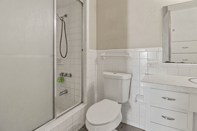 Foto del edificio - LOVELY 3 Bedroom, 2 bathroom House w Firep...