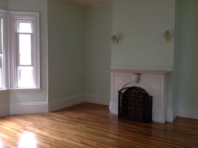Building Photo - 32 5th St