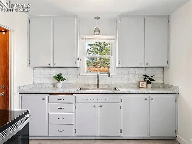 Foto del edificio - 1638 N Foote Ave