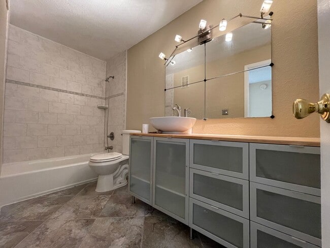 Building Photo - 2 BEDROOM 1 BATH CONDO AVAILABLE FOR RENT ...