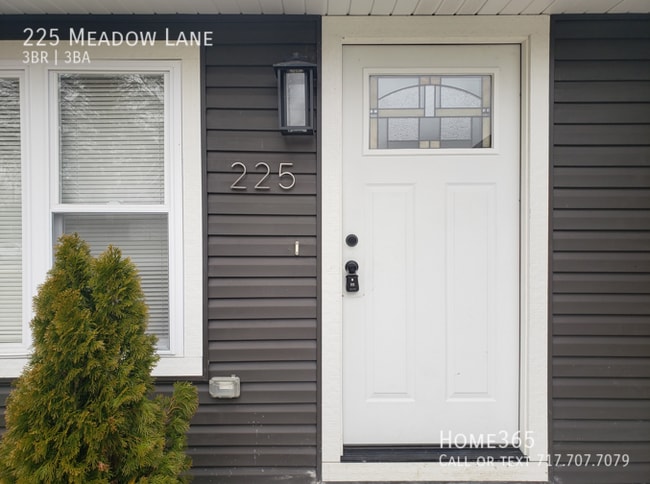 Building Photo - Modern 3-bedroom, 2.5 bathroom home in Chi...