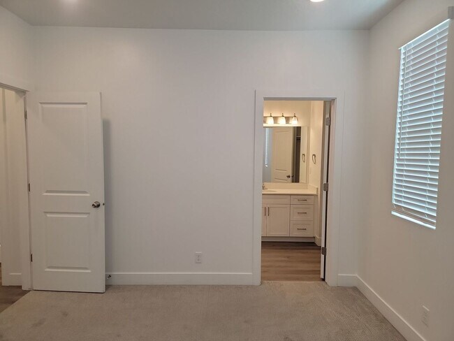 Foto del edificio - Stylish Desert Color 2 Bedroom Condo. Wash...