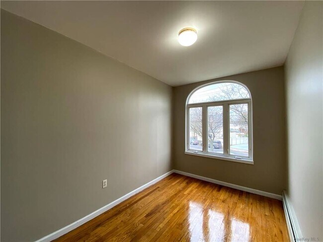 Foto del edificio - 250-20 Hook Creek Blvd