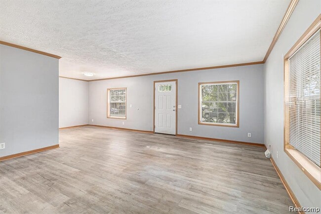 Foto del edificio - 23748 Crossley Ave