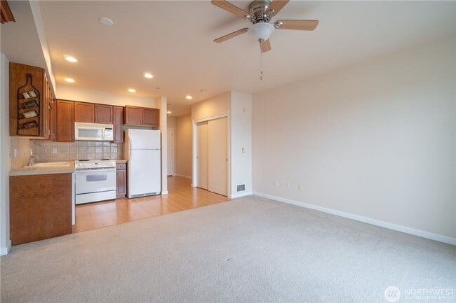 Building Photo - 0Bd/1Ba Bellevue Condo