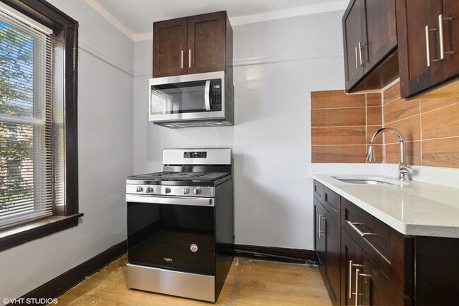 Foto del edificio - 1317 W 80th St