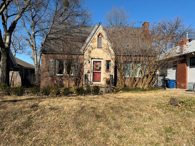 Building Photo - 2023 E 14th Pl