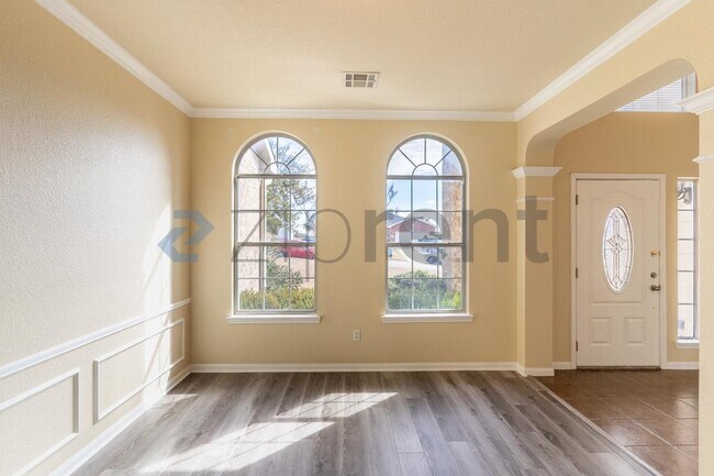 Building Photo - 498 Crossland Dr