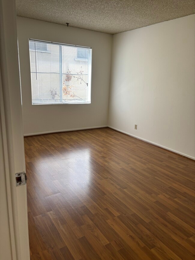 Foto del edificio - 321 N Kenmore Ave