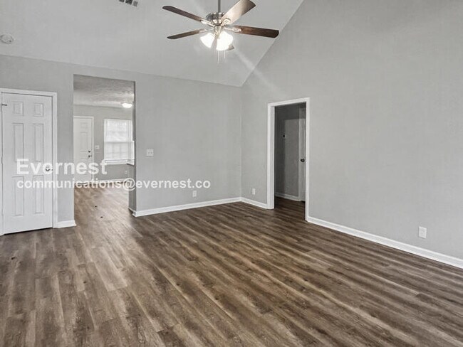 Building Photo - Limited Time Special Offer! / 3 Bed, 2 Bath Home with Garage / Pet-Friendly / Available Now!