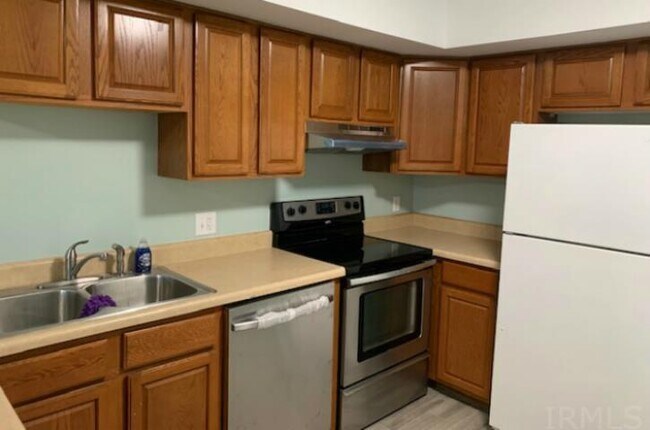 Building Photo - 5287 Oakwood Dr
