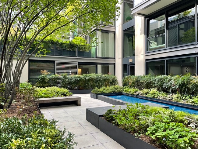 Relaxing outdoor space - 920 I St NW
