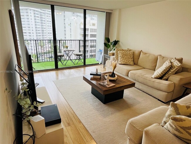 Building Photo - 1450 Brickell Bay Dr