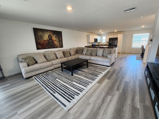 Building Photo - Charming 3BR/2.5BA Home in Las Vegas – Uti...