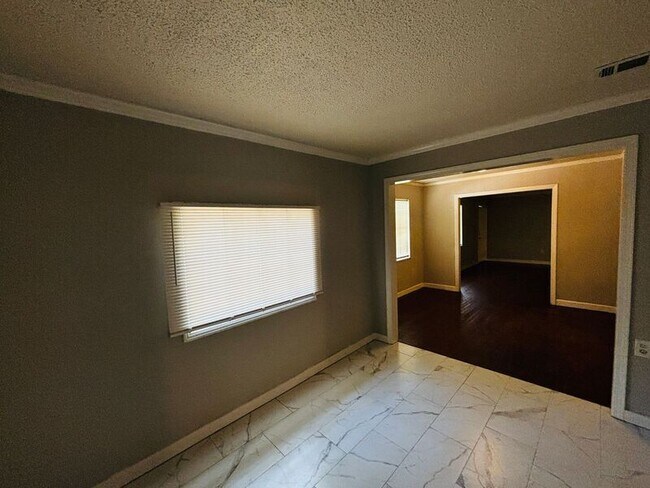Building Photo - 377 E Leavell Woods Dr