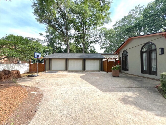 Foto del edificio - 5745 Riviere Dr