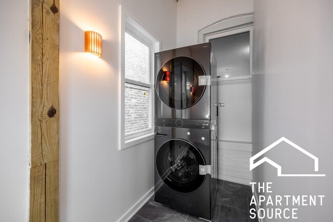 Photo - 2206 W Erie St Apartment