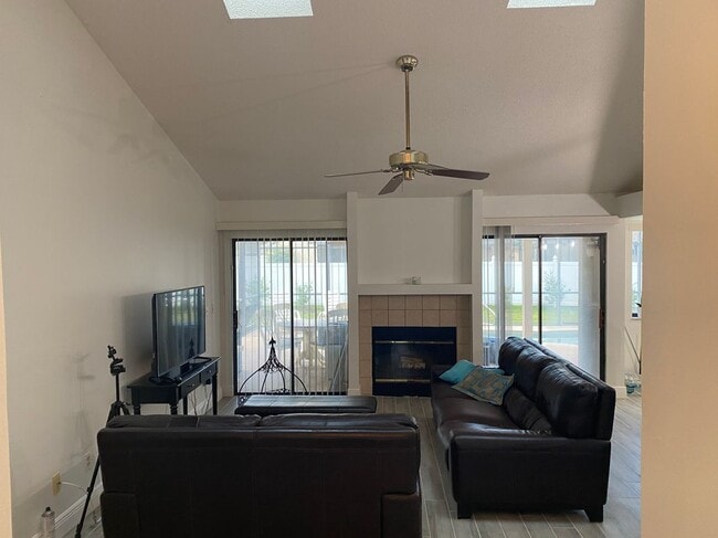 Building Photo - 580 Carrigan Ave