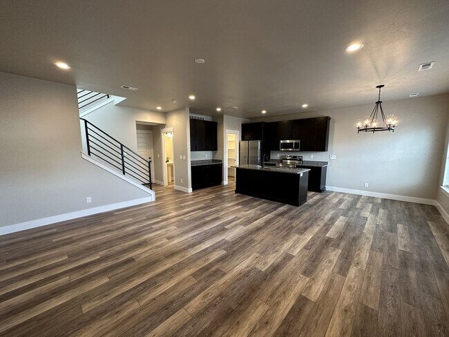 Building Photo - 3 Bed, 2.5 Bath Townhome w/ 2-Car Garage -...
