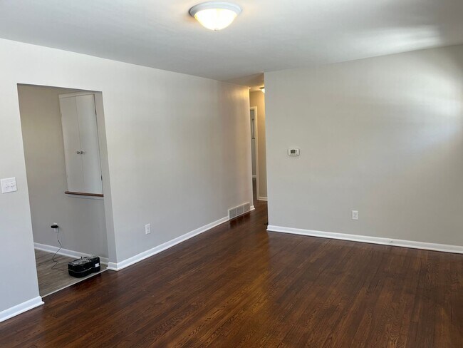 Foto del edificio - **BEAUTIFULLY REMODELED 3-BEDROOM/1.5 BATH HOUSE IN NORTH COLUMBUS!!**