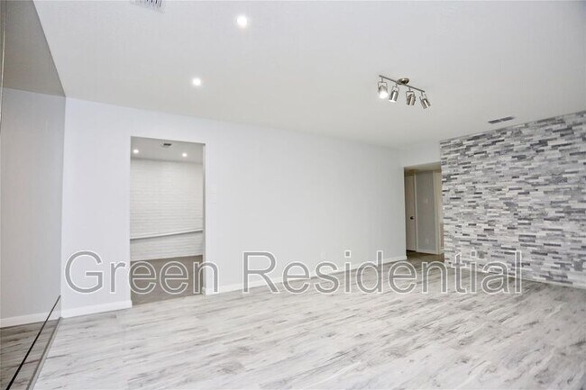 Building Photo - 2824 Briarhurst Dr