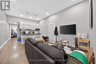 Building Photo - 253 King St