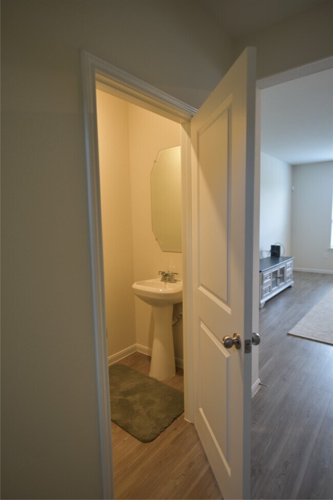 Foto del edificio - 16322 Dutton Clover Dr