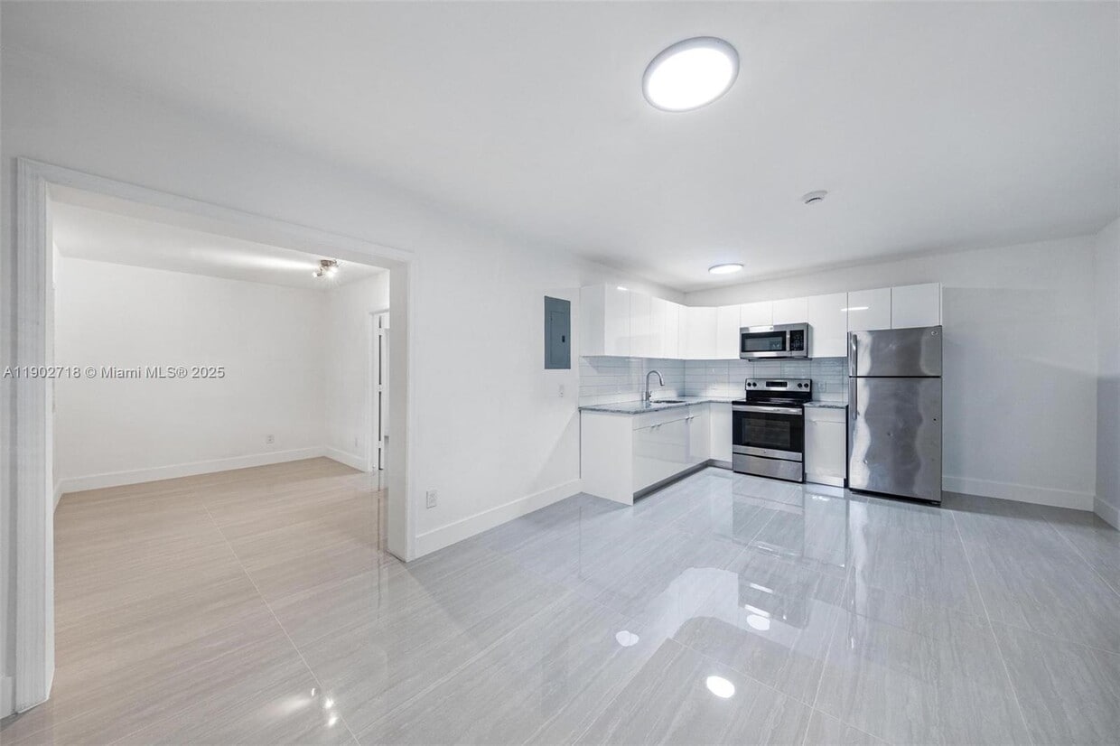 Foto principal - 1050 NE 129th St