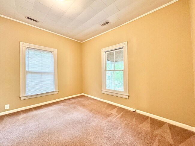 Foto del edificio - 2 Bedroom in College Hill Convenient to UN...