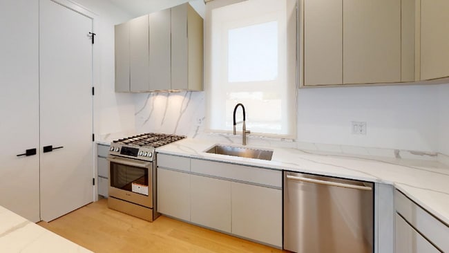 Photo - 123 S Green St Apartment