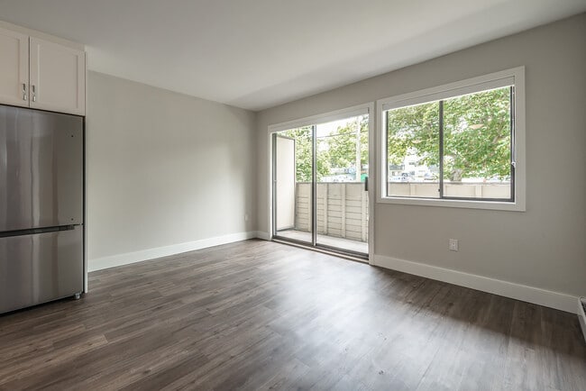 Building Photo - Royal Graham Apartments